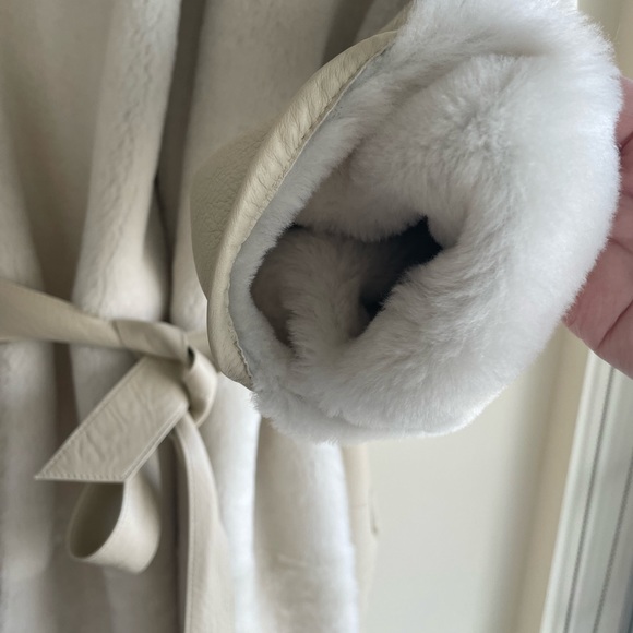 MM reversible shearling coat. - Picture 9 of 15